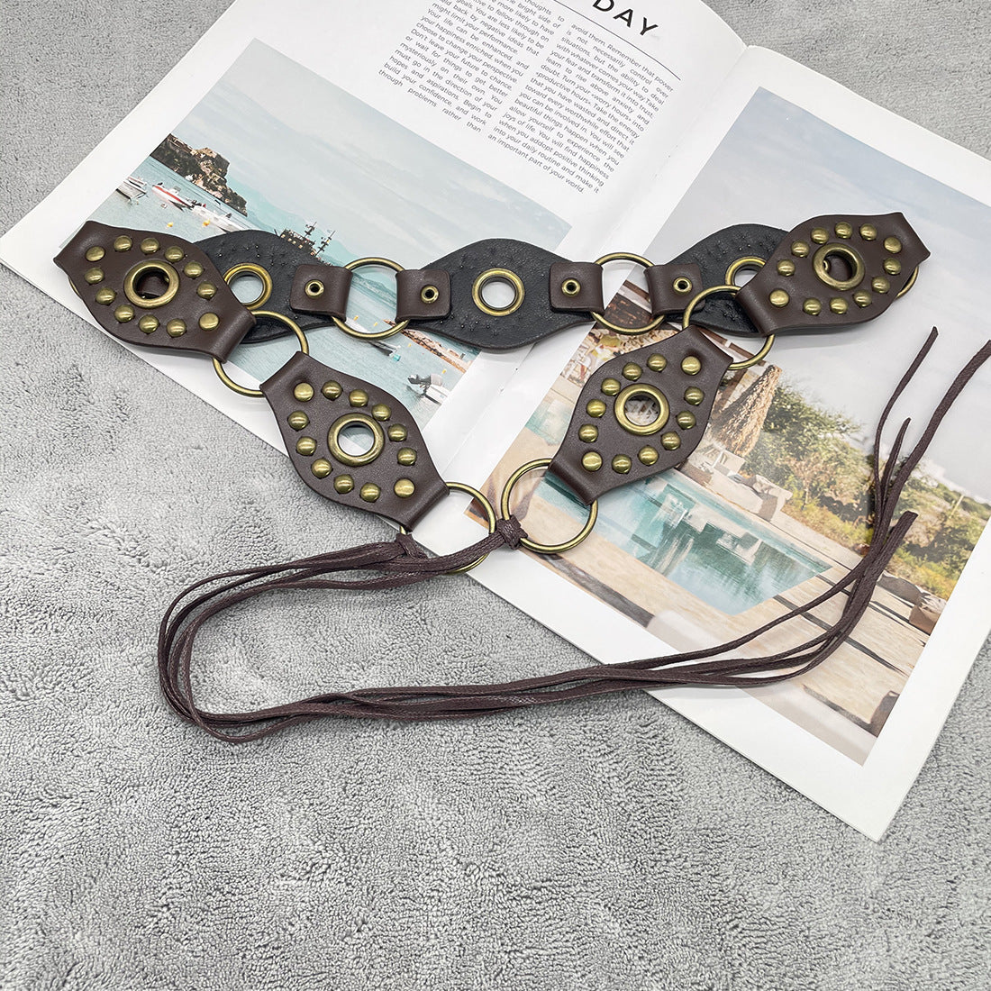 Lace-up belt with flying ring design
