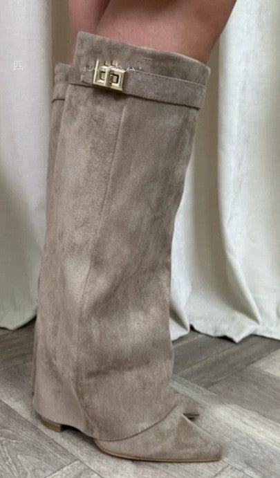 Boots with zipper closure