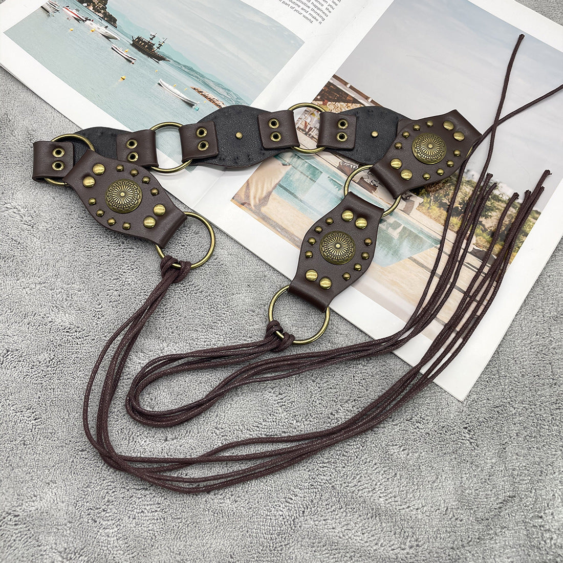 Lace-up belt with flying ring design
