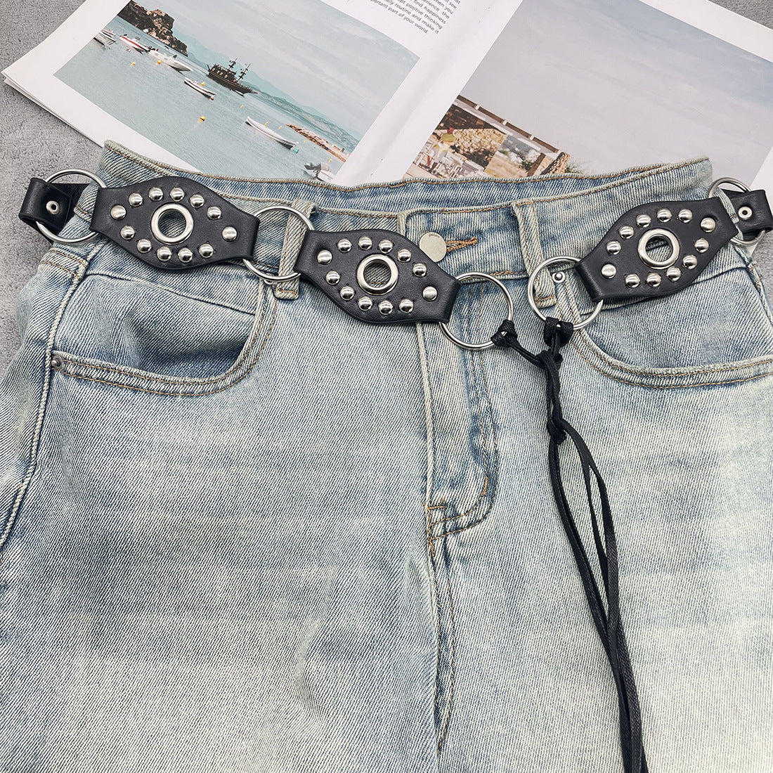 Lace-up belt with flying ring design