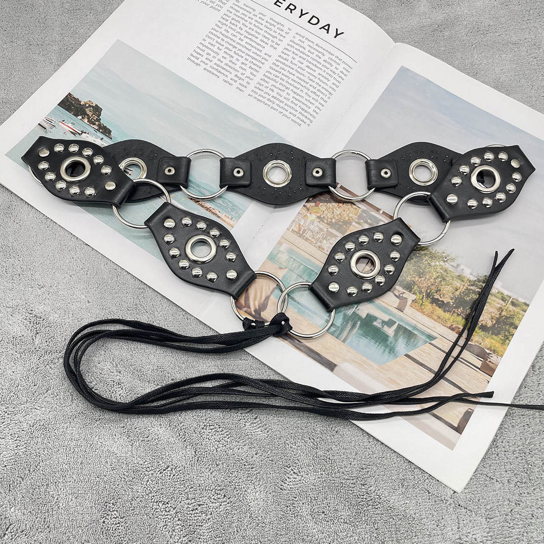 Lace-up belt with flying ring design