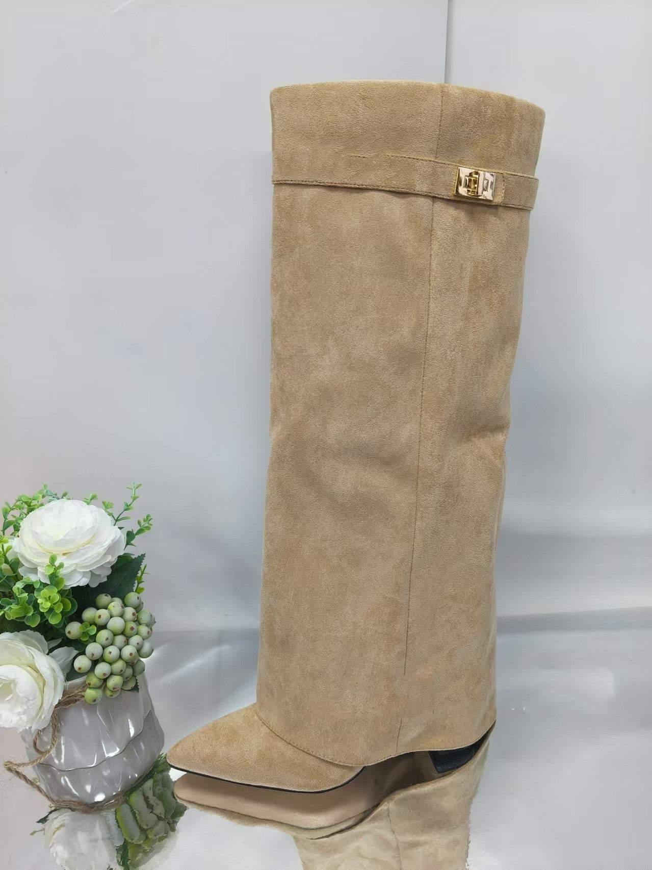 Boots with zipper closure
