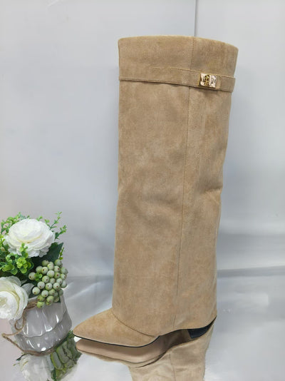 Boots with zipper closure