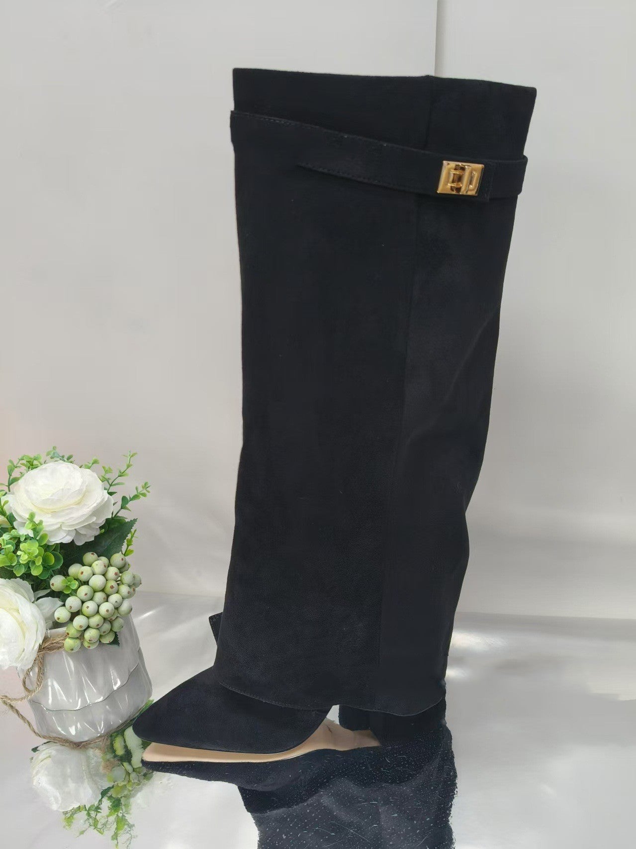 Boots with zipper closure